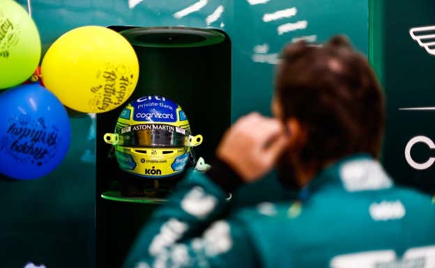 Fernando Alonso, con globos de cumpleaños en el box de Aston Martin F1.  Aston Martin