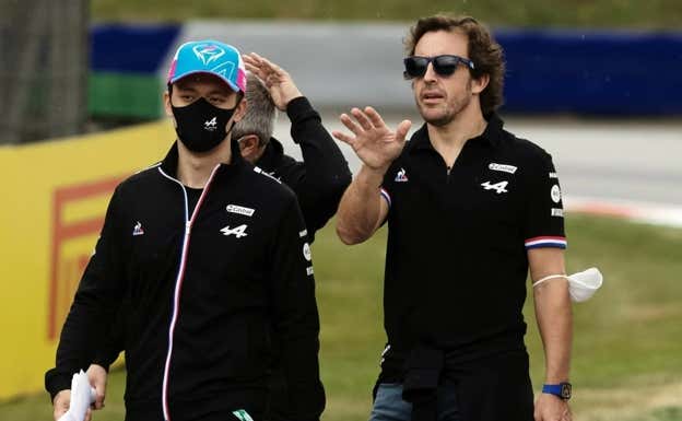 Guanyu Zhou y Fernando Alonso, durante el fin de semana de debut del primero en Austria 2021.  Alpine