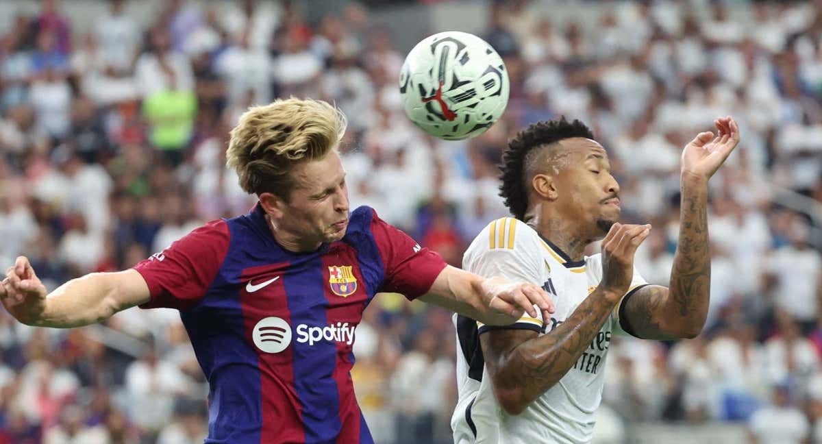 Frenkie y Militao pelean por un balón./REUTERS