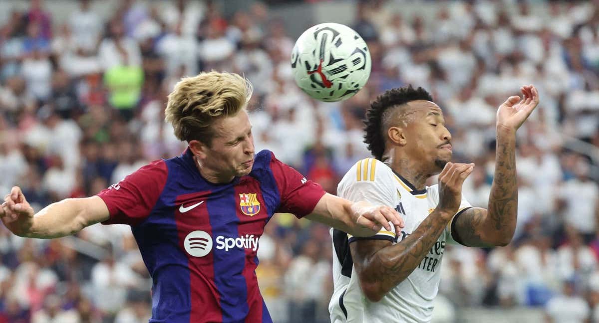 Frenkie y Militao pelean por un balón.
