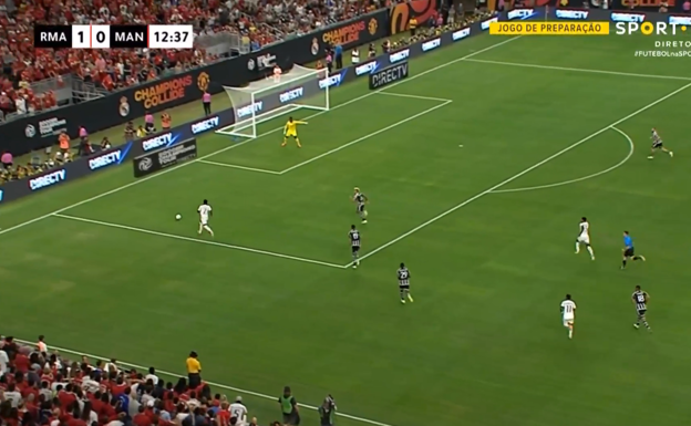 Cuando Vinicius ataca tras desmarque, el Real Madrid tarda en cargar el área porque nadie la ocupa ni fija  alos centrales. WYSOCUT