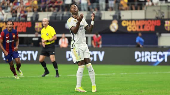Vinicius se lamenta después de fallar una ocasión contra el Barcelona. /GETTY
