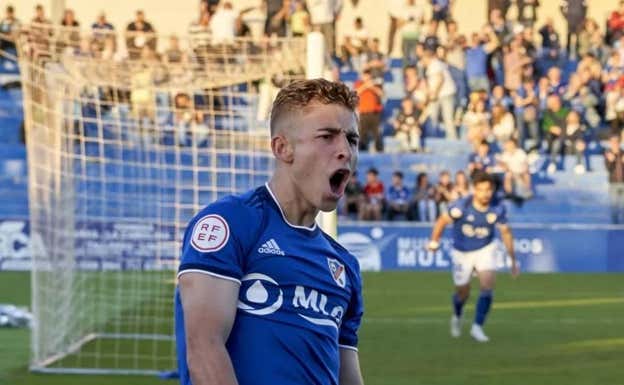 Fermín celebra un gol con el Linares.  @linares_dptvo