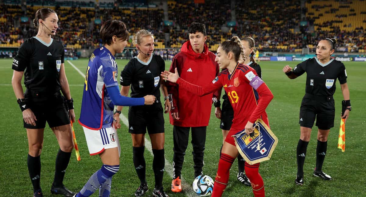 Olga Carmona  saluda a Saki Kumagai como capitana de España al inicio del partido ante Japón. /Maja Hitij | Getty Images