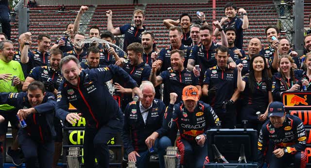 A Verstappen le da tiempo en carrera para discutir, vacilar y asustar a su ingeniero: «Perdón por despotricar tanto»