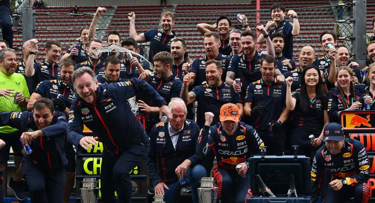 El equipo Red Bull celebra su primer doblete desde el GP de Miami, en el GP de Bélgica 2023.