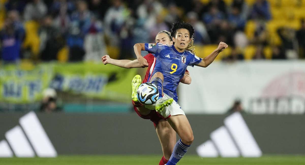 Irene Paredes trata de arrebatarle el balón a Ueki. /Getty