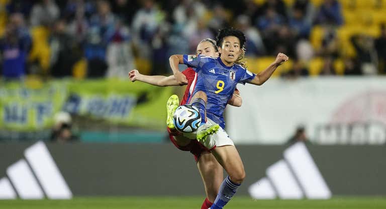 Irene Paredes trata de arrebatarle el balón a Ueki.