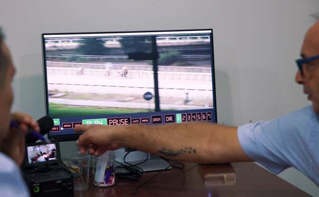 Dos de los comisarios revisando una acción en el monitor.  Salvador Fenoll