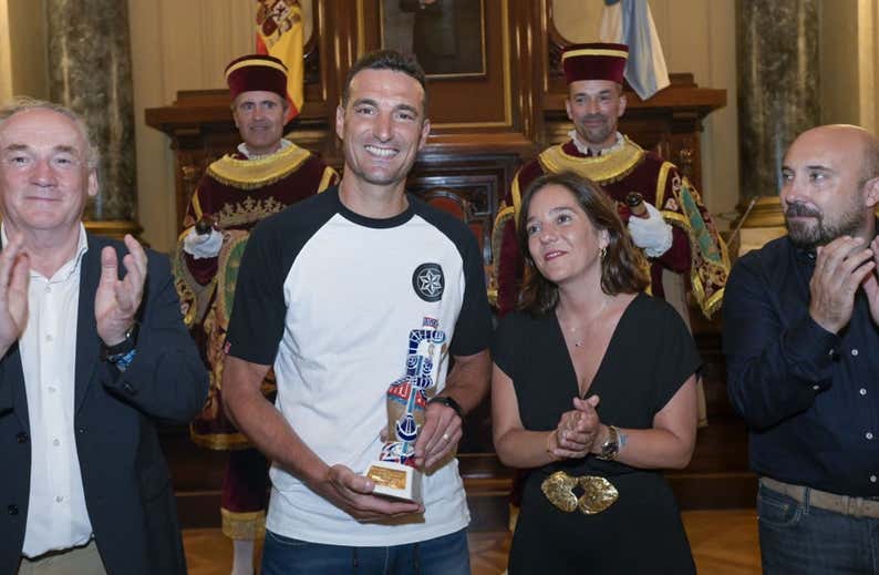 La locura por Scaloni en A Coruña acaba con Messi de protagonista por un "lío" de la alcaldesa