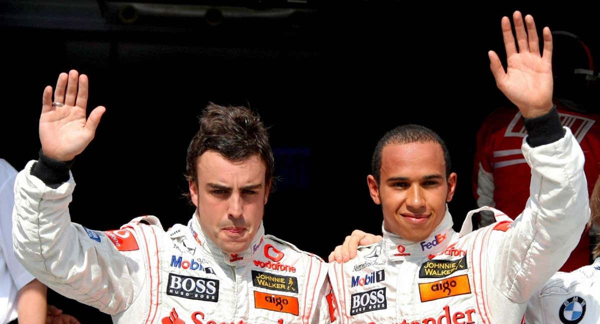 Fernando Alonso y Lewis Hamilton en Hungría, cuando ambos pilotaban para McLaren./Efe