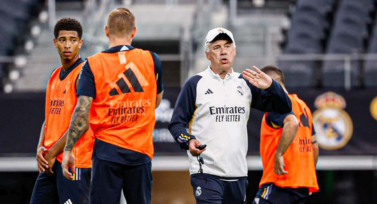 Ancelotti da instrucciones a sus jugadores durante un entrenamiento en esta pretemporada.