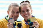 Las gemelas brasileñas de la natación que arrasan en los 100 metros se desafían para París
