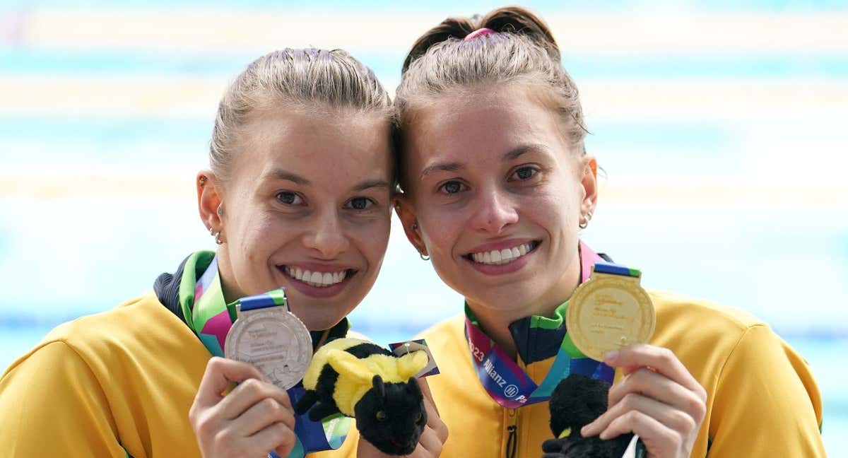 Débora Borges Carneiro y su hermana Beatriz posan con sus medallas. /GETTY