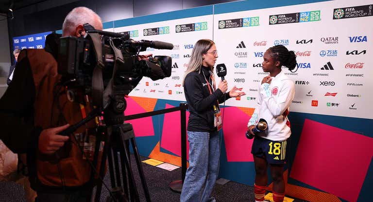 Linda Caicedo, la jugadora de la selección colombiana, entrevistada por una mujer en la zona mixta.