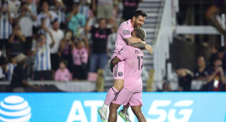 Messi y Josef Martínez celebran el segundo del argentino.