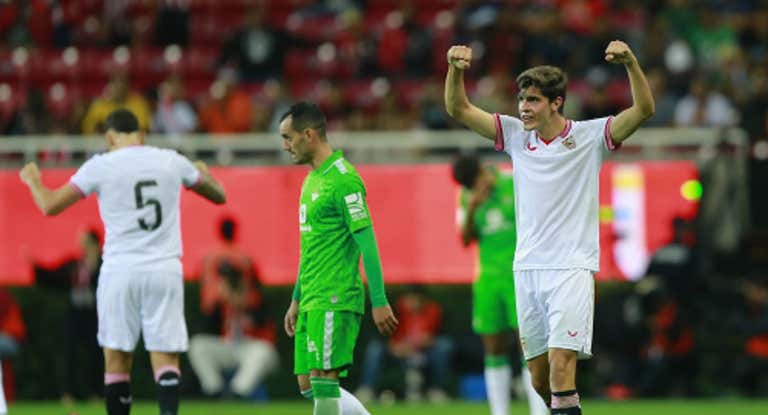 Los jugadores del Sevilla celebran el gol de En-Nesyiri que dio el triunfo al Sevilla.
