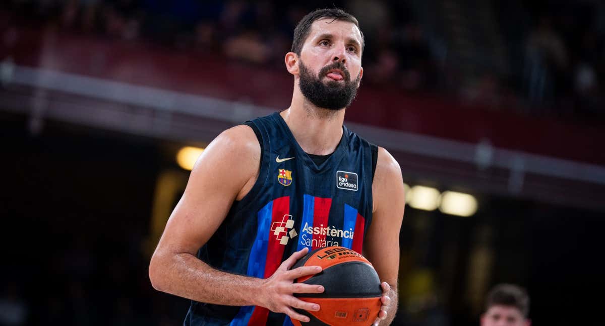 Nikola Mirotic lanza un tiro libre con el Barcelona.
