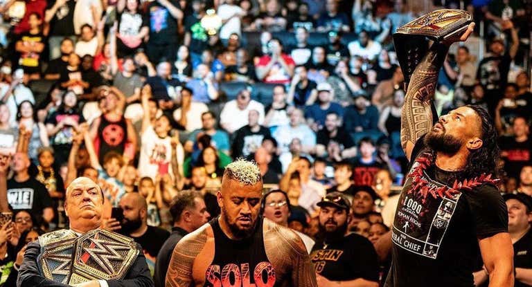 Roman Reigns posa junto a Paul Heyman y Solo Sikoa tras atacar a Jey Uso.