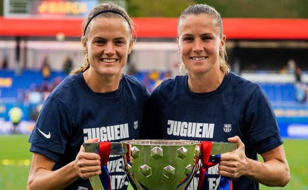 Ana Mari con Irene Paredes con el trofeo de la liga.  FCB