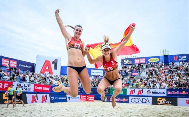 Daniela Álvarez celebrando junto a Tania Moreno. RFEVB