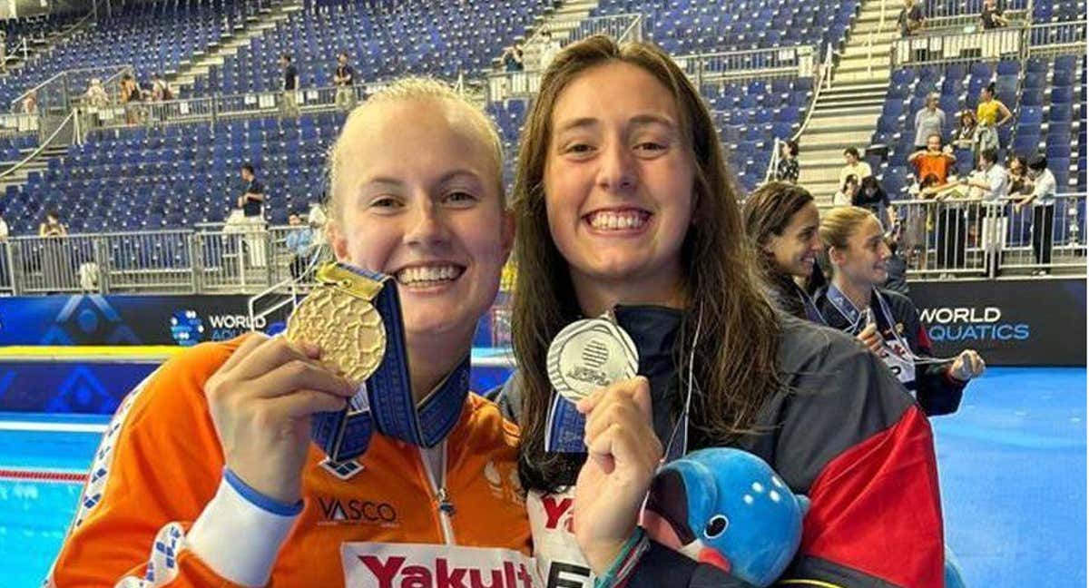 Nina Ten Broek y Paula Camus tras la final del Mundial de Waterpolo. /CEDIDA