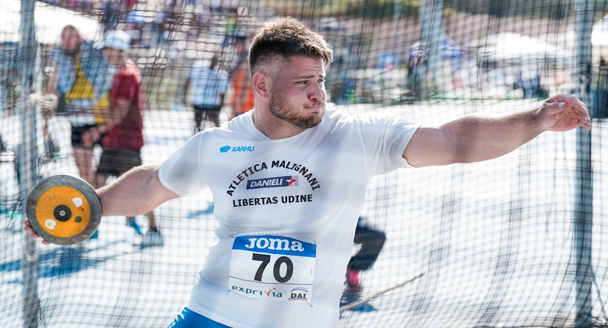 Participante de la final de lanzamiento de disco en el campeonato italiano.