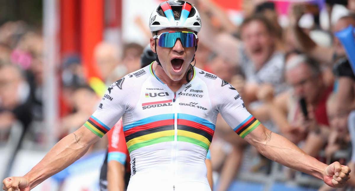 Remco Evenepoel entrando a la meta como ganador de la Clásica de San Sebastián.