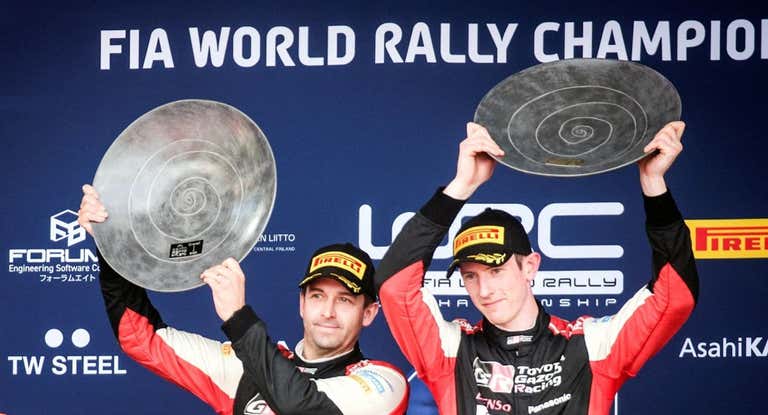 Elfyn Evans (derecha) y su copiloto, Scott Martin, celebran el triunfo en el Rally de Finlandia.