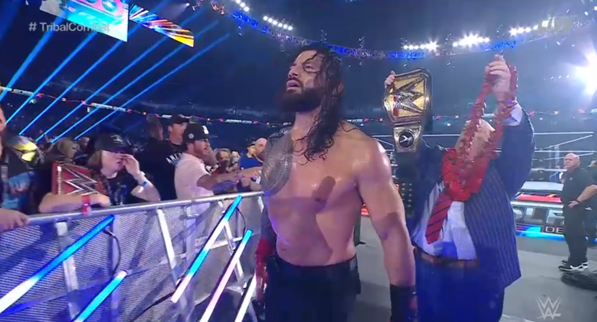 Roman Reings y Paul Heyman abandonan el ring de SummerSlam./Captura de la retransmisión