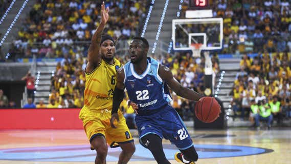 Jerian Grant, MVP de la Eurocup, defendido por Andrew Albicy.  /GETTY