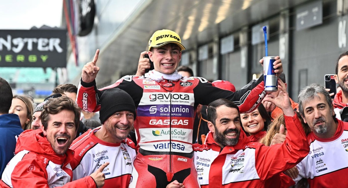 David Alonso celebra su victoria en Silvestone.