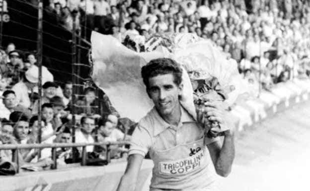 Federico Martín Bahamontes, celebrando en París su triunfo en 1959.  AFP