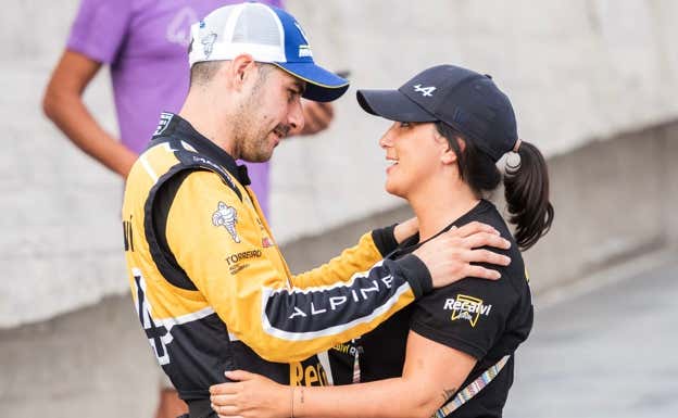 Su mujer, Amelia, ha dejado de copilotar a Jorge para atender el negocio cuando él compite. Bruno Penas