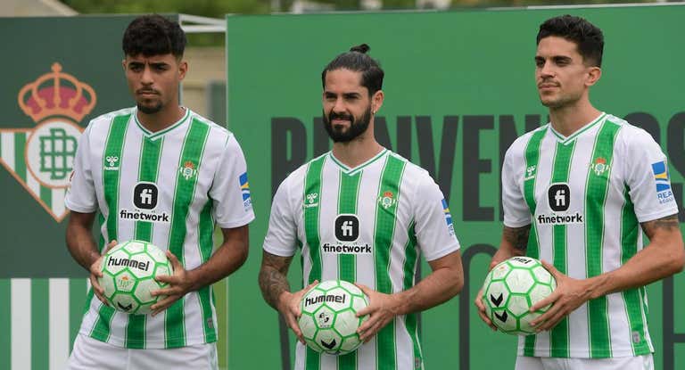 Chadi Riad, Isco y Bartra posan en su presentación con el Betis.