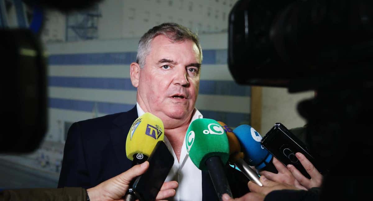 Manuel Vizcaíno, presidente del Cádiz, atiende a los medios.