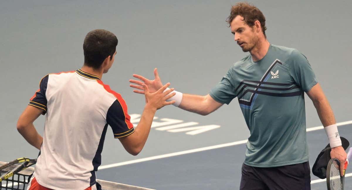 Carlos Alcaraz y Andy Murray se saludan tras enfrentarse en Viena 2021. /JOE KLAMAR / AFP
