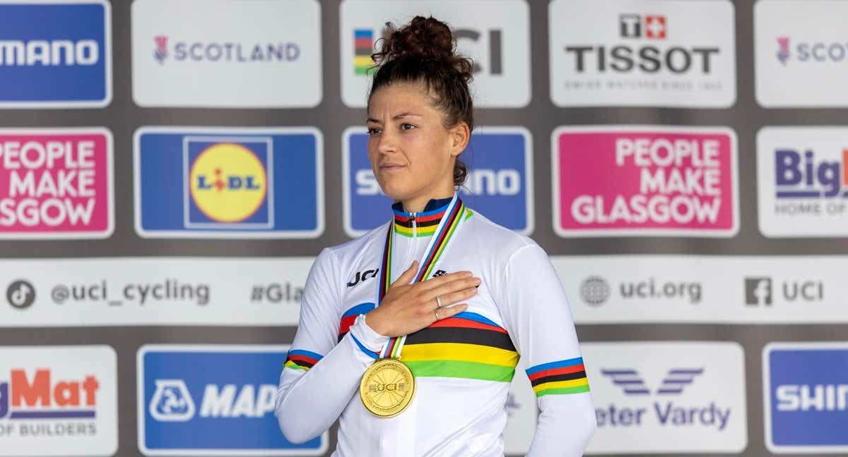 Chloé Dygert, con el maillot arcoíris y la medalla de oro como campeona del mundo de contrarreloj individual. /EFE / ROBERT PERRY