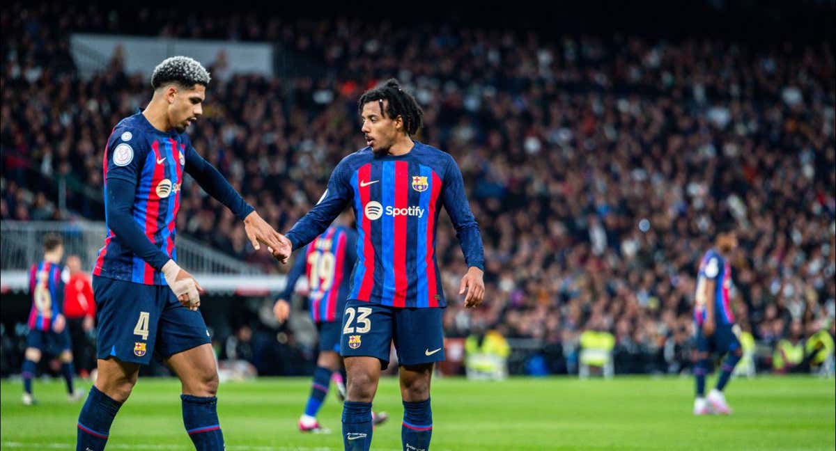 Araujo y Koundé durante un partido en el Bernabéu./AFP