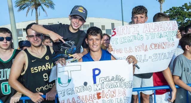 Málaga cambia el verde por el rojo y entona el «España, yo vivo por ti»