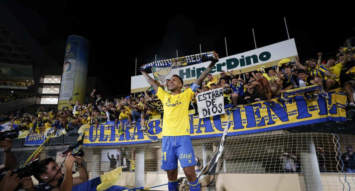 Jonathan Viera celebra el ascenso de Las Palmas con la afición./Twitter: @UDLP_Oficial