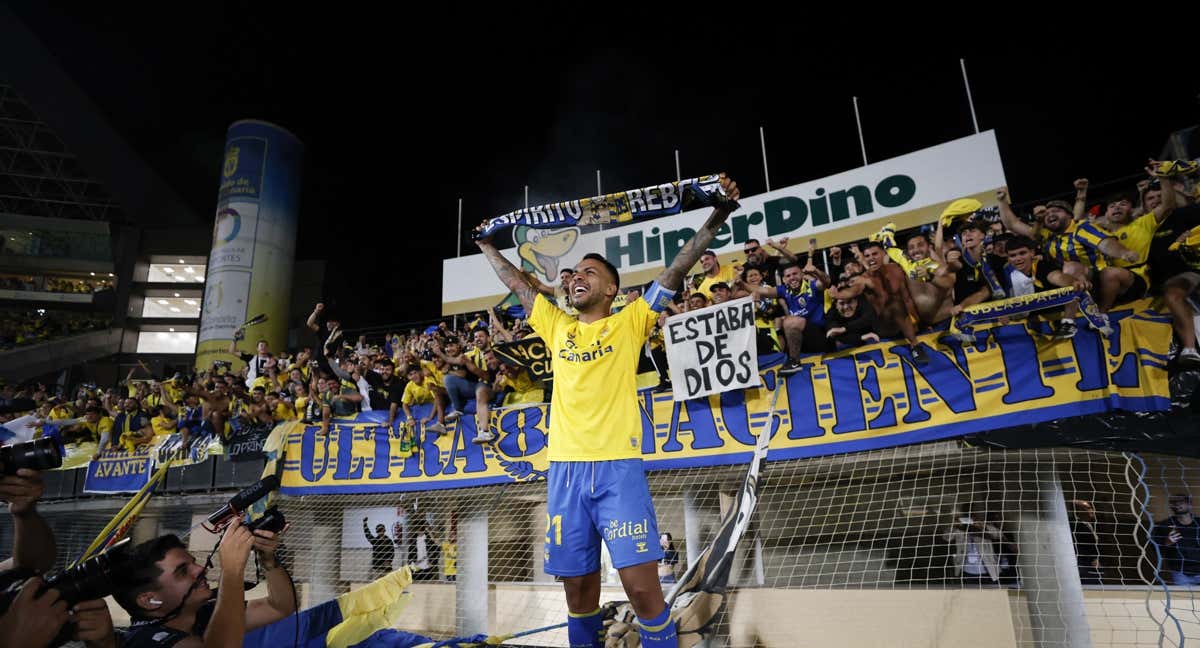 Jonathan Viera celebra el ascenso de Las Palmas con la afición.