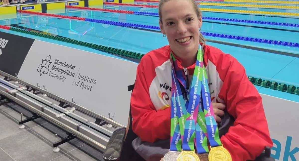 Marta Fernández posa con las cinco medallas conseguidas en el Mundial de Natación Paralímpica.