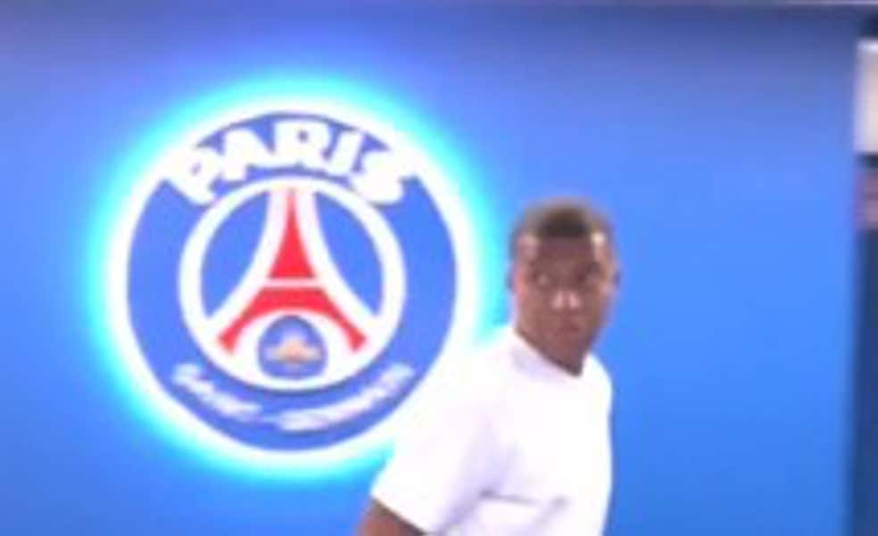 Mbappé apareció de blanco en el Parque de los Príncipes