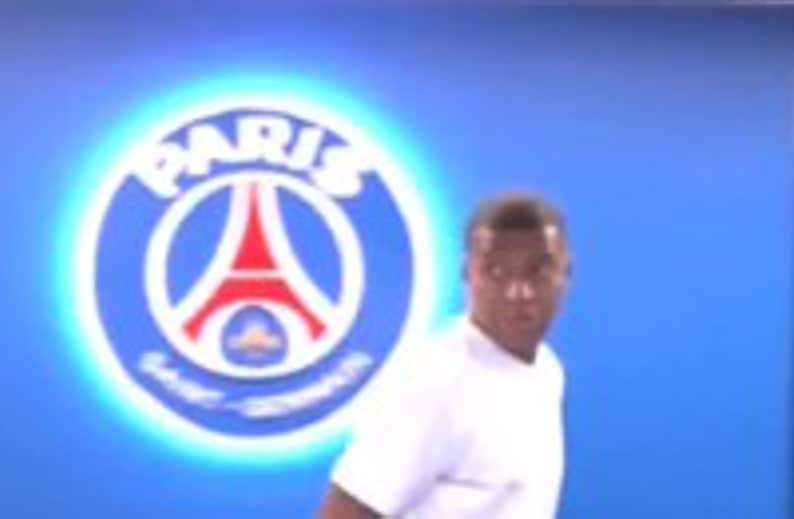 Mbappé apareció de blanco en el Parque de los Príncipes