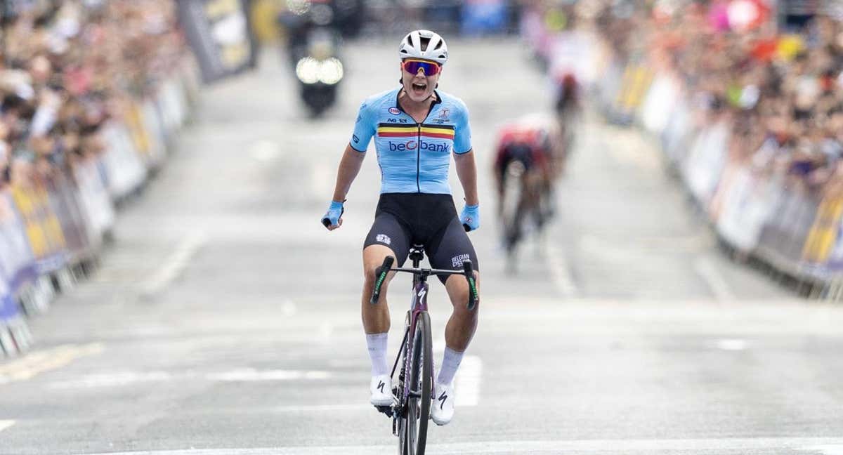 Lotte Kopecky celebra su triunfo en los Súper Mundiales de Glasgow. /EFE / ROBERT PERRY