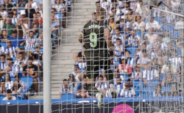 Dovbyk, la última apuesta de Quique Cárcel, celebra su primer gol con el Girona. EFE
