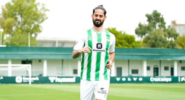 LaLiga inscribe a Ayoze y Marc Roca a casi ¡8 horas del Villarreal – Betis!