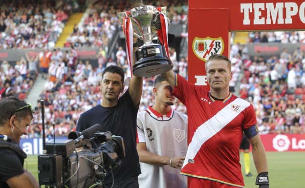 Alberto y Míchel muestran a Vallecas el trofeo de Segunda División. AGENCIAS