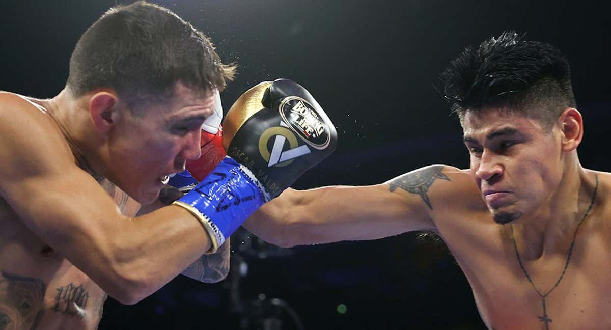 Emanuel Navarrete golpea a Óscar Valdez durante su combate./Top Rank